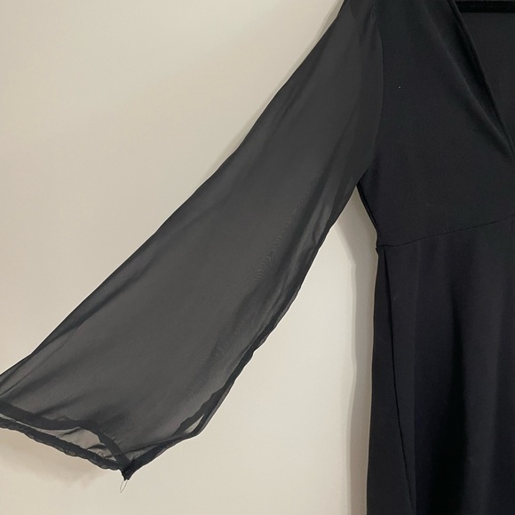 BOOHOO black V-neck dress sheer flowing sleeves Above Knee Size 14 - Picture 3 of 4